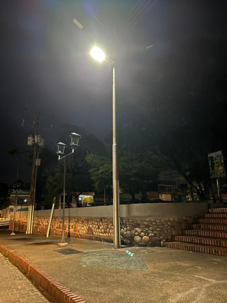 Lampara Solar En Plaza Los Enanitos Estado Táchira, Venezuela